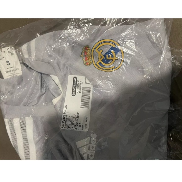 Small Real Madrid Soccer Vini Jersey - Picture 3 of 3